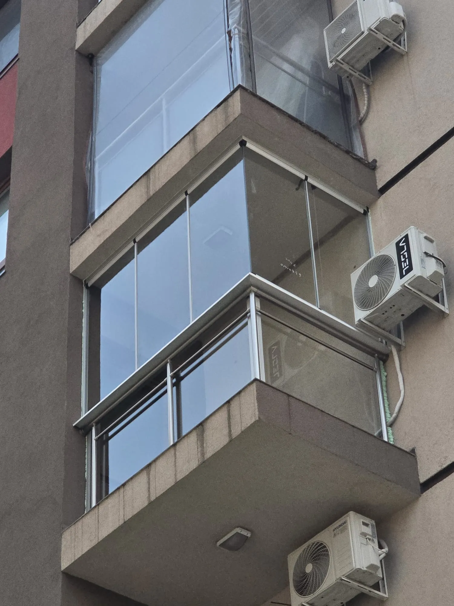 Închideri Balcoane cu Sticlă Securizată